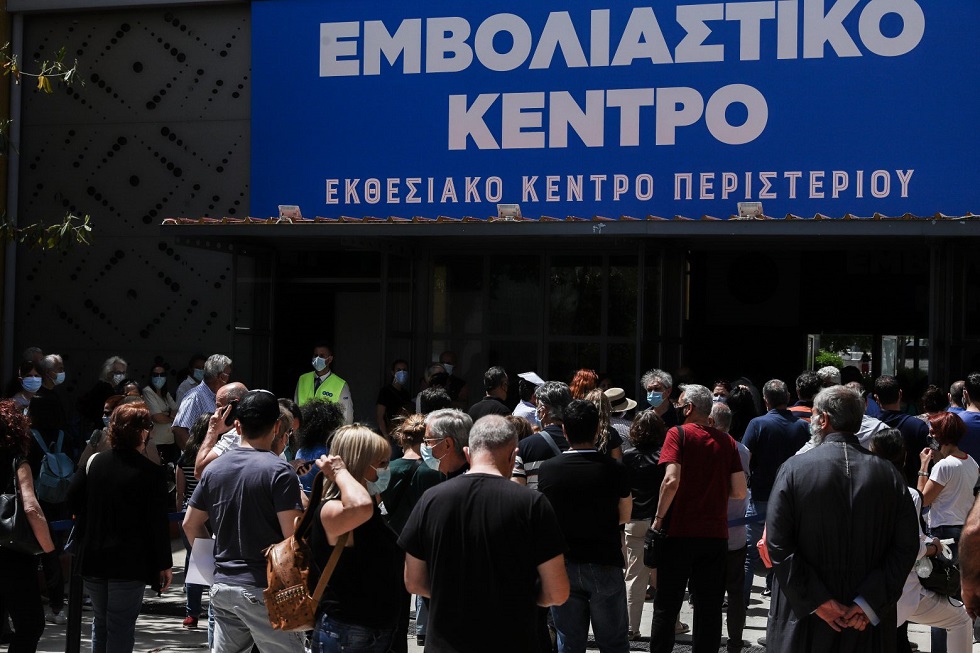 «Έμφραγμα» στο εμβολιαστικό κέντρο Περιστερίου – Καθυστερήσεις πάνω από μία ώρα