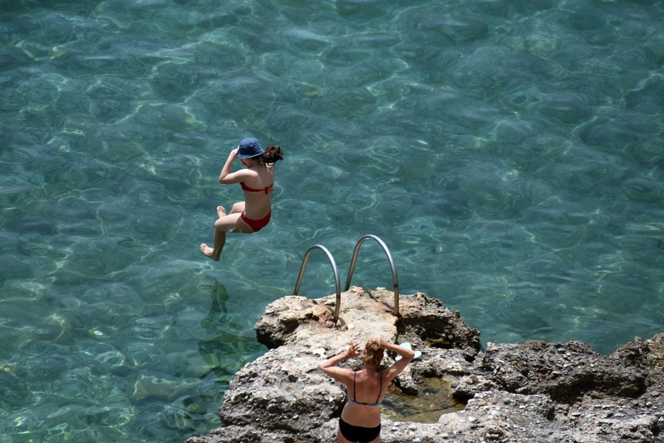 «Καυτό» το φετινό Πάσχα – Κατέβηκαν στις παραλίες οι Αθηναίοι