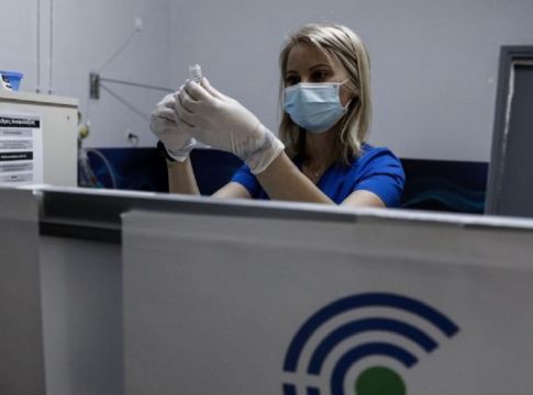 Γκάζι στους εμβολιασμούς για να κερδίσουμε το στοίχημα με την ανοσία της αγέλης – Τι λένε οι ειδικοί (vids)