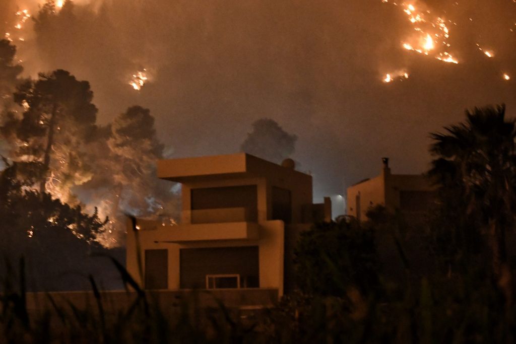 Πύρινη κόλαση στην Κορινθία: Πολλές εστίες φωτιάς και φόβοι για αναζωπυρώσεις – Κυκλοφοριακές ρυθμίσεις