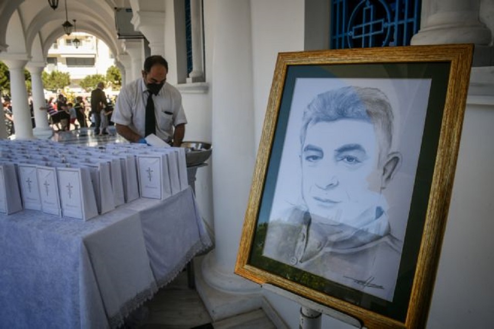 Θλίψη και συγκίνηση στο μνημόσυνο του Γιώργου Καραϊβάζ (vid)