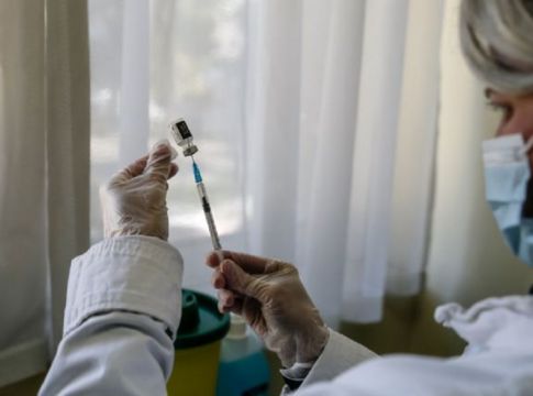 Νέο περιστατικό θρόμβωσης: Στη ΜΕΘ 48χρονη από τη Θήβα – Είχε εμβολιαστεί με Johnson & Johnson