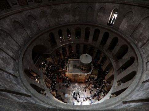 Με λαμπρότητα έγινε η τελετή αφής του Αγίου Φωτός στα Ιεροσόλυμα (vid)