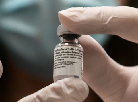 Κορωνοϊός: ΕΕ και ΗΠΑ μειώνουν τους περιορισμούς στις εξαγωγές εμβολίων και φαρμάκων