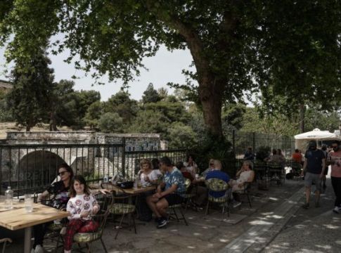 Οι προβλέψεις των ειδικών για την πορεία της πανδημίας – Πώς θα αντιμετωπιστεί τυχόν έξαρση κρουσμάτων