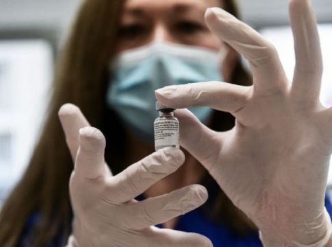 Εμβόλιο: Στην πιο δυναμική της φάση μπαίνει η επιχείρηση «Ελευθερία» – Πόσοι έκλεισαν ραντεβού, πόσες δόσεις θα παραλάβουμε (vid)