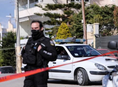 Εκλεψε από ηλικιωμένη γυναίκα μέχρι και τη βέρα της