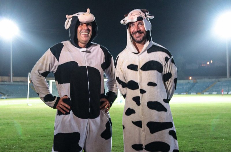 Η Σάντα Κλάρα πέρασε στην Ευρώπη και ο πρόεδρος με τον προπονητή ντύθηκαν… αγελάδες