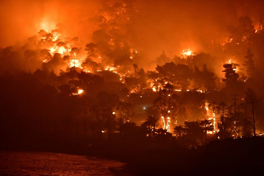 Φωτιά στην Κορινθία: Εκκενώνεται και το Αλεποχώρι – Στο έλεος της πυρκαγιάς έξι οικισμοί, κάηκαν σπίτια