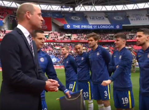 O Πρίγκιπας Ουίλιαμ χαιρέτισε τους παίκτες των Τσέλσι και Λέστερ (vid)