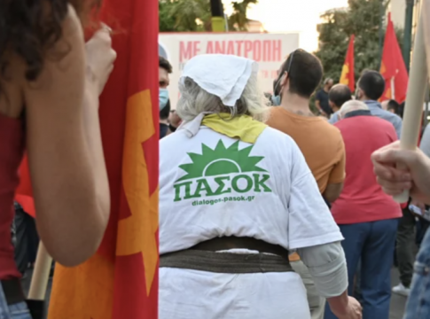 Η γιαγιά που έγραψε… ιστορία στη συγκέντρωση του ΚΚΕ – Εμφανίστηκε με μπλουζάκι ΠΑΣΟΚ (pics)