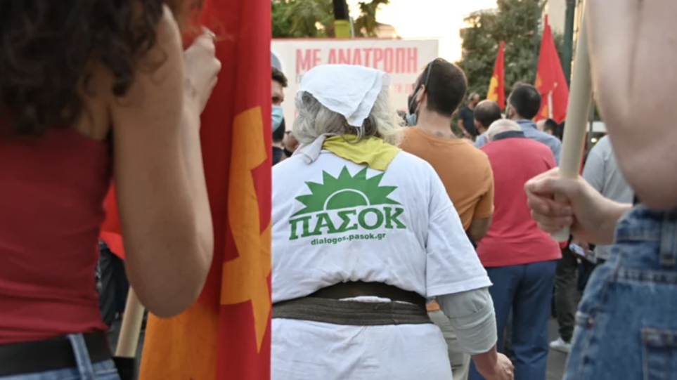 Η γιαγιά που έγραψε… ιστορία στη συγκέντρωση του ΚΚΕ – Εμφανίστηκε με μπλουζάκι ΠΑΣΟΚ (pics)