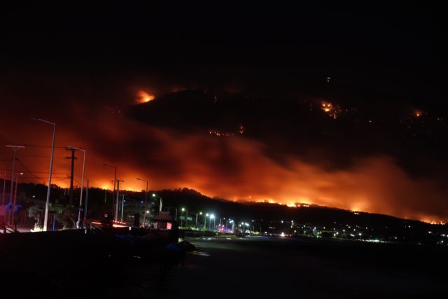 Φωτιά στην Κορινθία: Η μάχη με τις φλόγες μέσα από τον φωτογραφικό φακό