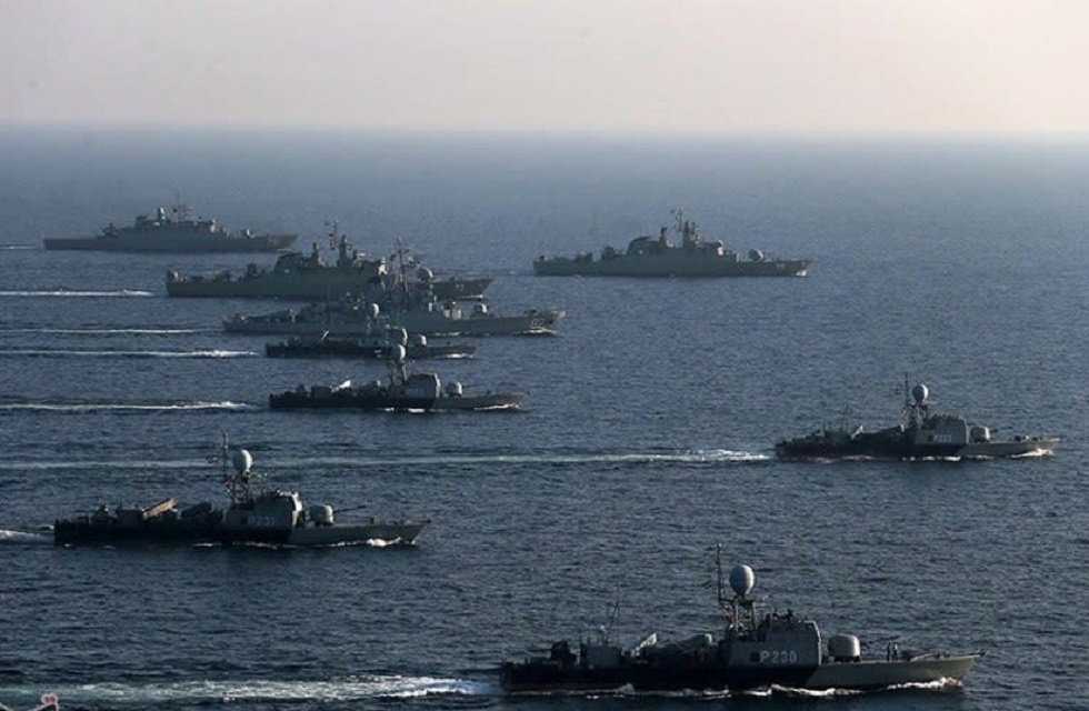 «Ναυμαχία» στα Στενά του Ορμούζ: Προειδοποιητικά πυρά Αμερικανών σε ιρανικά σκάφη