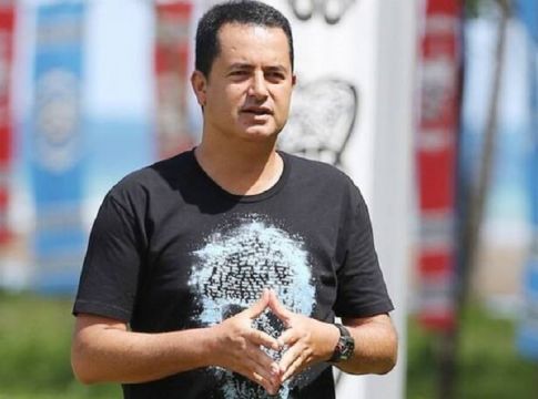 Ατζούν: Κάνει δώρο διακοπές σε 500 φίλους της Χαλ (Vids)