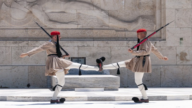 Μεθυσμένος πρώην ΟΥΚας προσπάθησε να πάρει το όπλο του εύζωνα