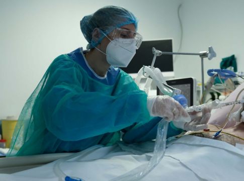 Κορωνοϊός: 2.293 νέα κρούσματα – 53 θάνατοι και 642 διασωληνωμένοι