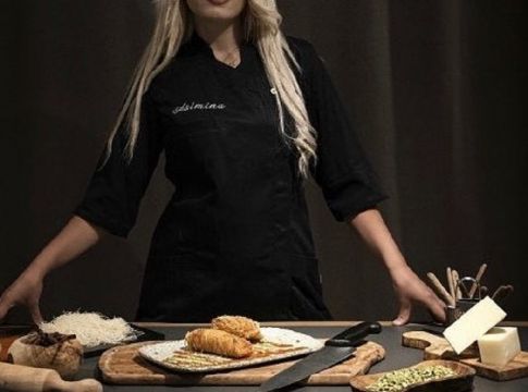 «MasterChef»: Παίκτρια έσκυψε στην παραλία και μας «κοκάλωσε»