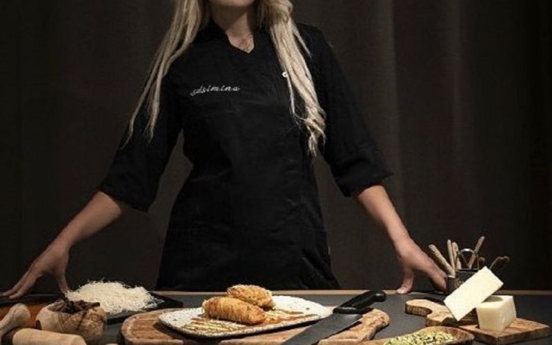 «MasterChef»: Παίκτρια έσκυψε στην παραλία και μας «κοκάλωσε»