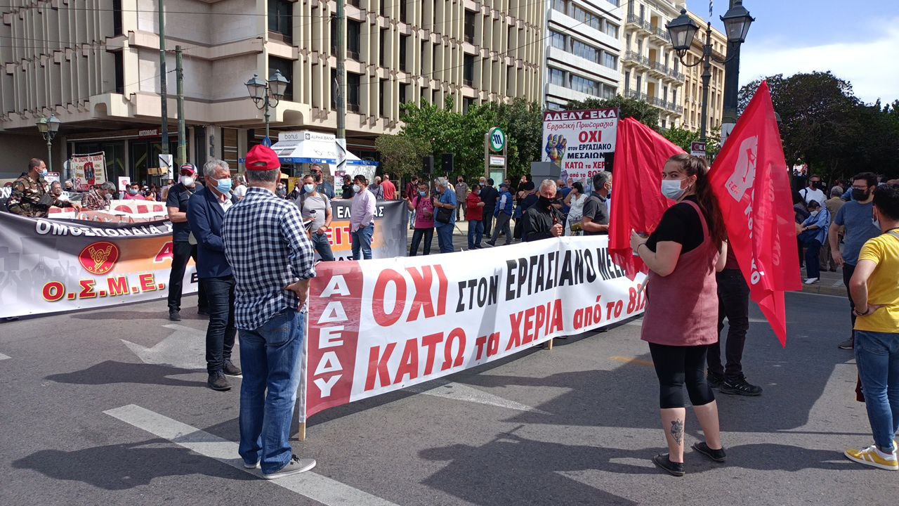 «Κάτω τα χέρια από το 8ωρο» – Μαζικές οι απεργιακές συγκεντρώσεις στην Αθήνα