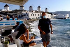 Αποκλειστικά προνόμια στους εμβολιασμένους; – Τα «αγκάθια» για τη χώρα μας και τα μοντέλα σε Κύπρο και Γερμανία