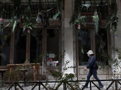Δρόμος μετ’ εμποδίων για την άρση του lockdown: Ο οδικός χάρτης της χαλάρωσης και οι κίνδυνοι που καραδοκούν (vids)