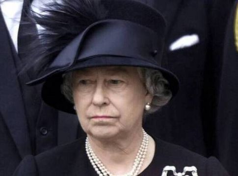 Αγωνία για την Ελισάβετ – Εσπευσμένα στο πλευρό της σύσσωμη η βασιλική οικογένεια