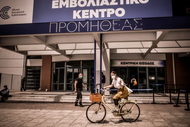 Τα δύο «προνόμια» που έρχονται για τους εμβολιασμένους – Όλα όσα έχει συζητήσει η Επιτροπή