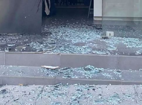 Εμπρηστικές επιθέσεις σε δύο επιχειρήσεις της συζύγου του Νίκου Χαρδαλιά