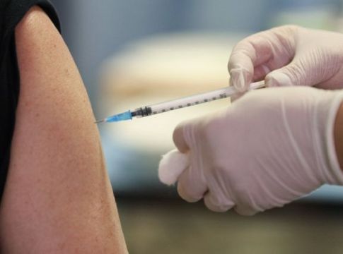 Βατόπουλος – Εξηγεί γιατί είναι προτιμότερος ο εμβολιασμός από τη νόσηση – Τι είπε για το άνοιγμα των σχολείων