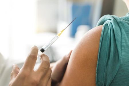 Πατάει γκάζι η «Επιχείρηση Ελευθερία» – Αρχίζουν δυναμικά οι εμβολιασμοί και για τις ηλικίες 45 – 49 ετών