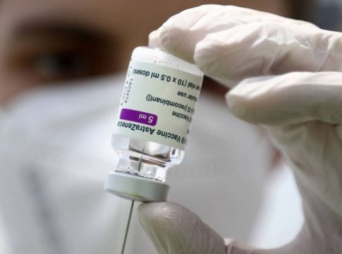 Το μετέωρο τσίμπημα του AstraZeneca: Συναγερμός από τα πέντε κρούσματα θρομβώσεων – Γιατί οι επιστήμονες επιμένουν