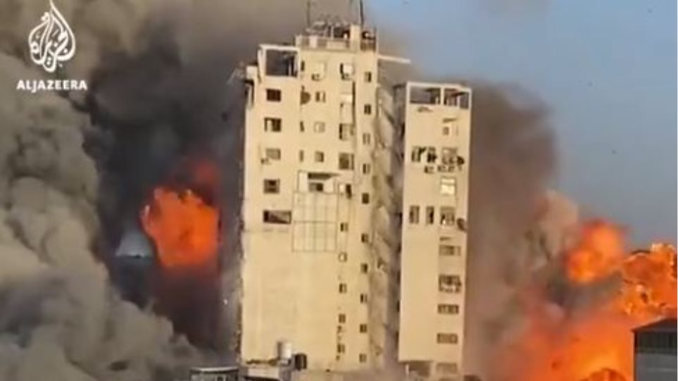 Η συγκλονιστική στιγμή που καταρρέει κτίριο όπου στεγάζονται AP και Al Jazeera
