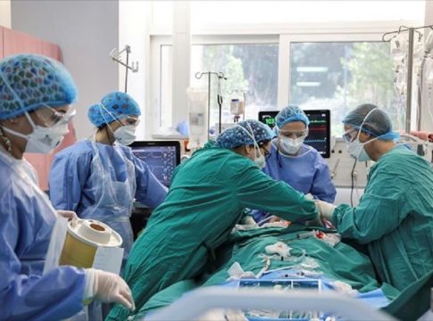 SOS από τους ειδικούς για τη μετάλλαξη Δέλτα – Αρκετοί ανεμβολίαστοι νέοι θα νοσήσουν και θα πεθάνουν