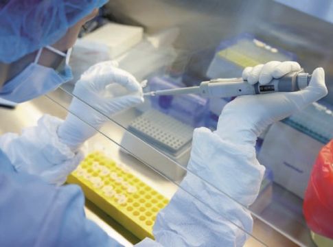 Νέες καταγγελίες ότι ο κορωνοϊός διέρρευσε από κινέζικο εργαστήριο – «Συνεχίζονται μυστικά στρατιωτικά πειράματα»