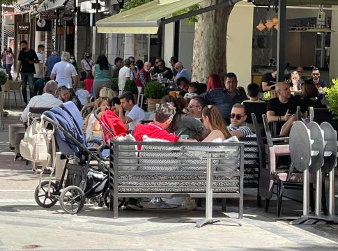 Λάρισα: Δεν πρόλαβαν να… ανοίξουν και σφύζουν από κόσμο οι καφετέριες