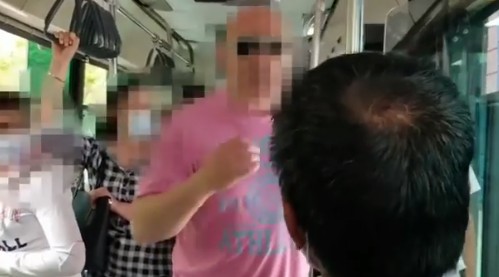 «Εδώ κάνω κουμάντο εγώ»: Σοκαριστική ρατσιστική επίθεση από οδηγό λεωφορείου σε μετανάστη (vid)