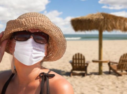 «Μάσκα στην παραλία» με 40 βαθμούς Κελσίου ζητούν οι ειδικοί! Οι 3 προϋποθέσεις για να τις βγάλουμε (Vid)