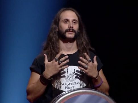 Τα έχασε ο Τρύφωνος με τον Χεβιμεταλά: Όταν με βλέπουν οι γυναίκες… (vid)