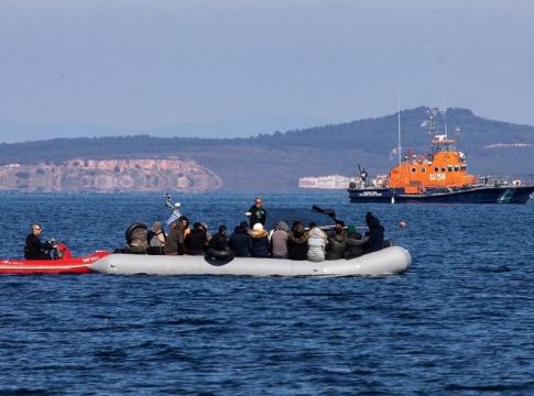 Βίντεο αποδεικνύει το απάνθρωπο πρόσωπο της Τουρκίας – Χτυπούν με μανία άνδρες και γυναικόπαιδα στα σύνορα (vids)