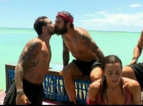 Survivor – Απίστευτο: Φιλήθηκαν στο στόμα δύο φορές Τριαντάφυλλος – Ηλίας (vids)