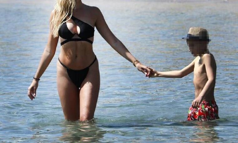 Ανέβασε κι άλλο… την θερμοκρασία στην παραλία – Οι πρώτες βουτιές με τον γιο της!