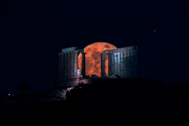 Δέος: Το «φεγγάρι των λουλουδιών» πάνω από τον ναό του Ποσειδώνα