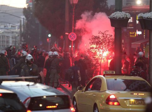 Πορεία οπαδών του ΠΑΟΚ στην Ομόνοια, επιστρατεύτηκε η ΑΥΡΑ για την αποφυγή επεισοδίων