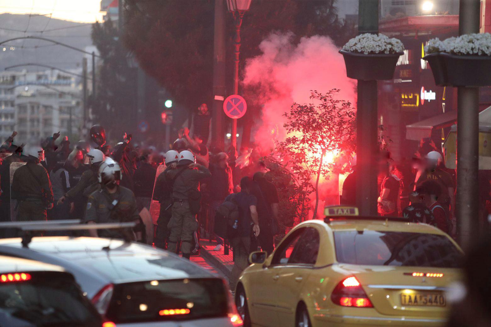 Πορεία οπαδών του ΠΑΟΚ στην Ομόνοια, επιστρατεύτηκε η ΑΥΡΑ για την αποφυγή επεισοδίων