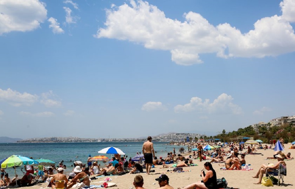 Βουτιές «ελευθερίας» στις παραλίες την πρώτη Κυριακή χωρίς lockdown