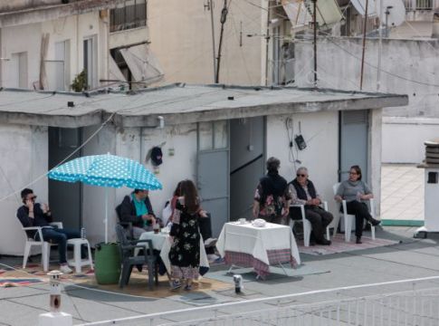 Πάσχα με σούβλες σε αυλές, ταράτσες, πεζοδρόμια αλλά και αρνί… delivery (pics+vids)