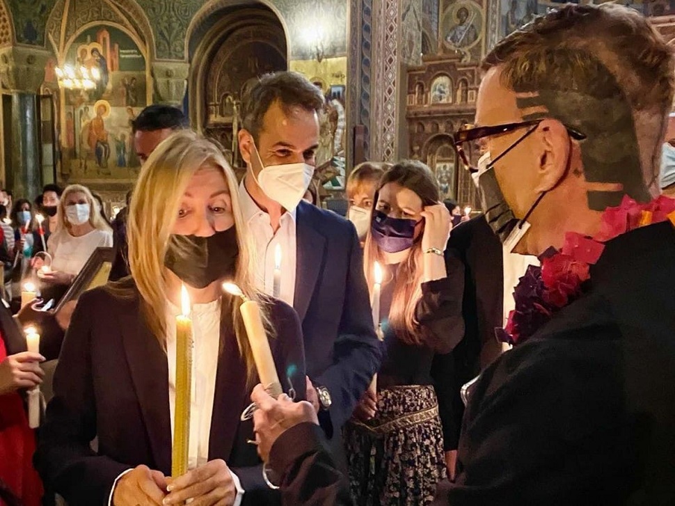 Άγιος Διονύσιος Αρεοπαγίτης: Η Μαρέβα πρόσφερε το Άγιο φως στον Λάκη Γαβαλά υπό το βλέμμα του Κυριάκου! (pic)