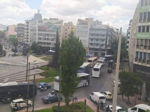 Απίθανα πράγματα: Εκατοντάδες οπαδοί του ΠΑΟΚ κάνουν ανενόχλητοι… tour στην Αθήνα (pic)