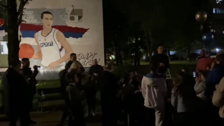 Ποκουσέβσκι: 100αδες Σέρβοι τον υποδέχτηκαν ως ήρωα κάτω από το τεράστιο γκράφιτι του (vid)